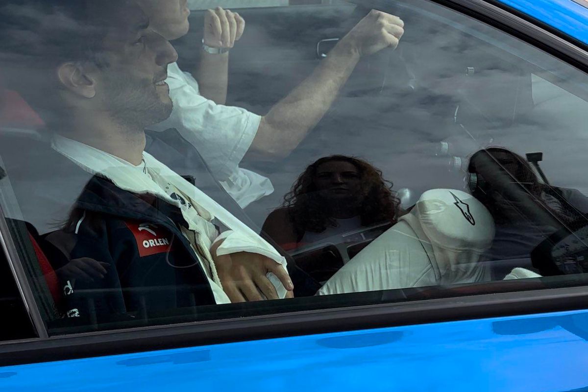 Foto: Daniel Ricciardo arriveert bij de eerste hulp met arm in mitella