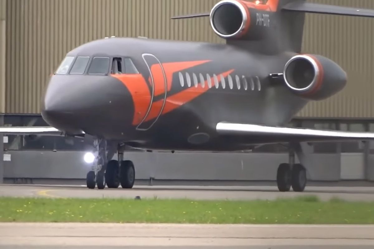 Video: Max Verstappen arriveert op Schiphol met eigen vliegtuig