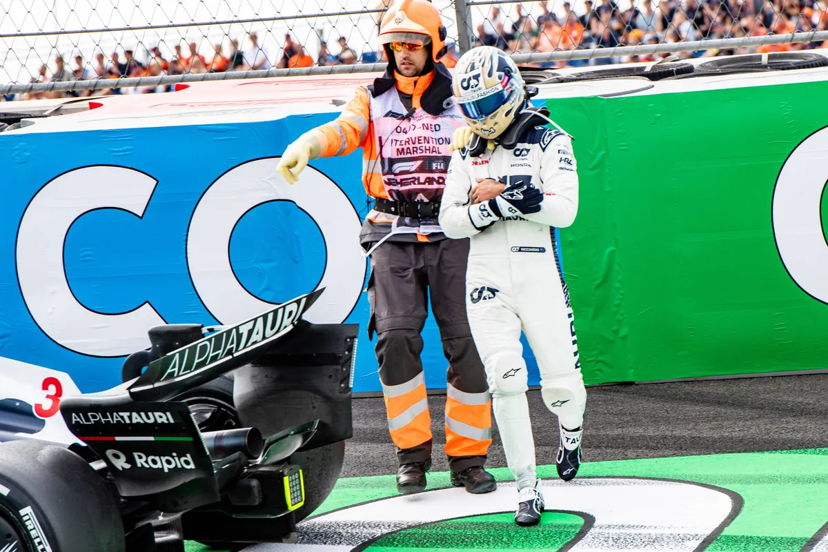 Foto: Daniel Ricciardo toont litteken na breuk in Zandvoort