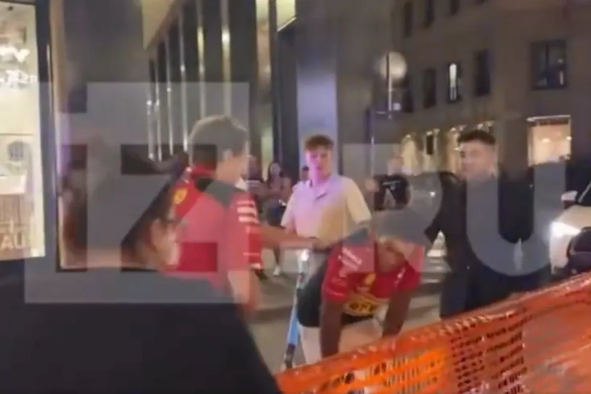 BREAKING: Carlos Sainz beroofd van zijn horloge in Milaan en pakt dieven zelf aan