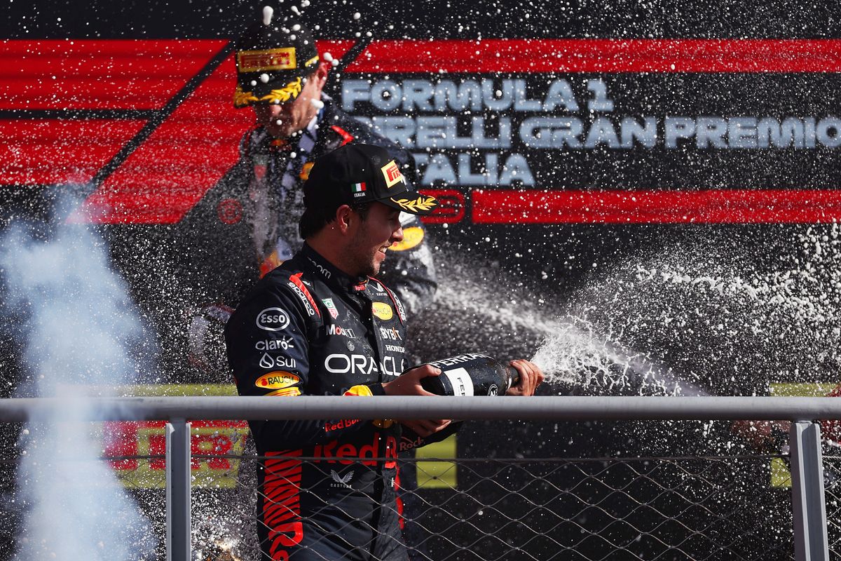 Daniel Ricciardo bewondert Sergio Pérez: 'Staat hij volgend jaar wel op de grid?'