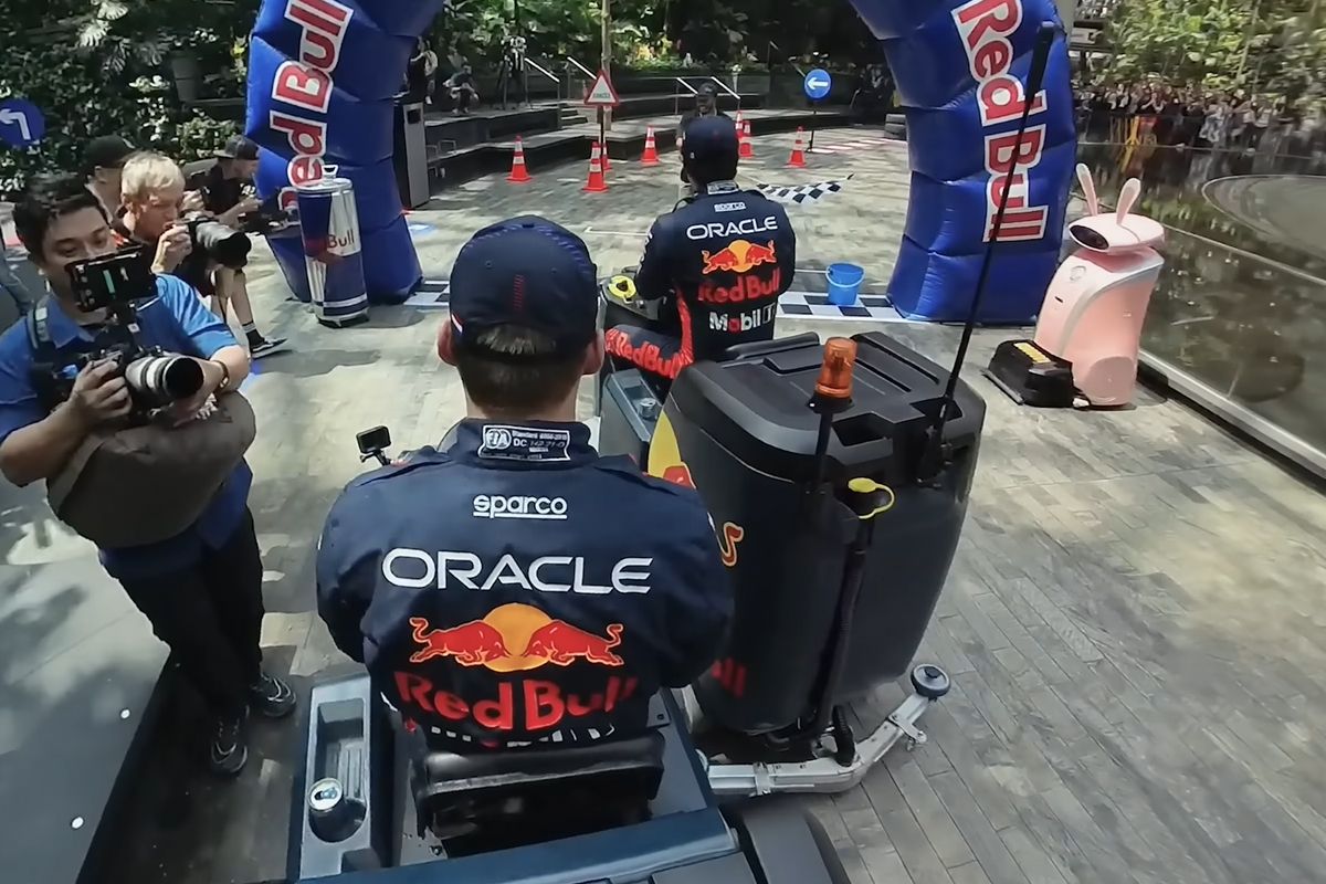 Video: Max Verstappen en Sergio Pérez racen met schoonmaakwagens in Singapore