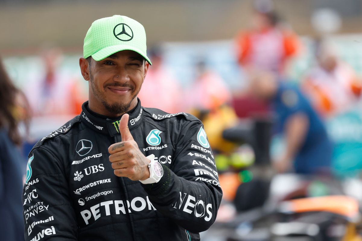 Lewis Hamilton geroemd: 'Zelfs Max Verstappen moet over zijn schouder kijken'