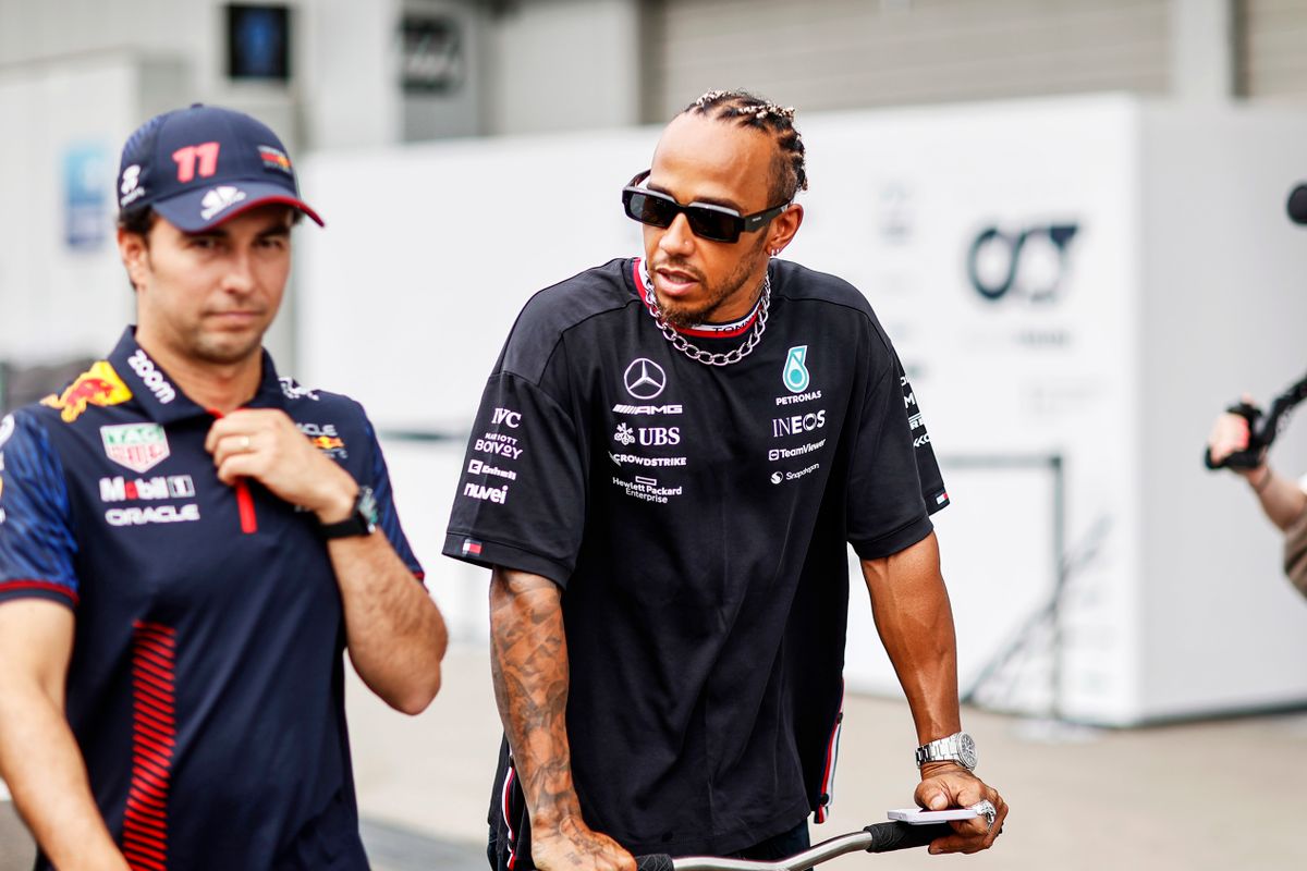 Lewis Hamilton gooit olie op het vuur in Mexico: 'Pérez krijgt geen steun van Red Bull'