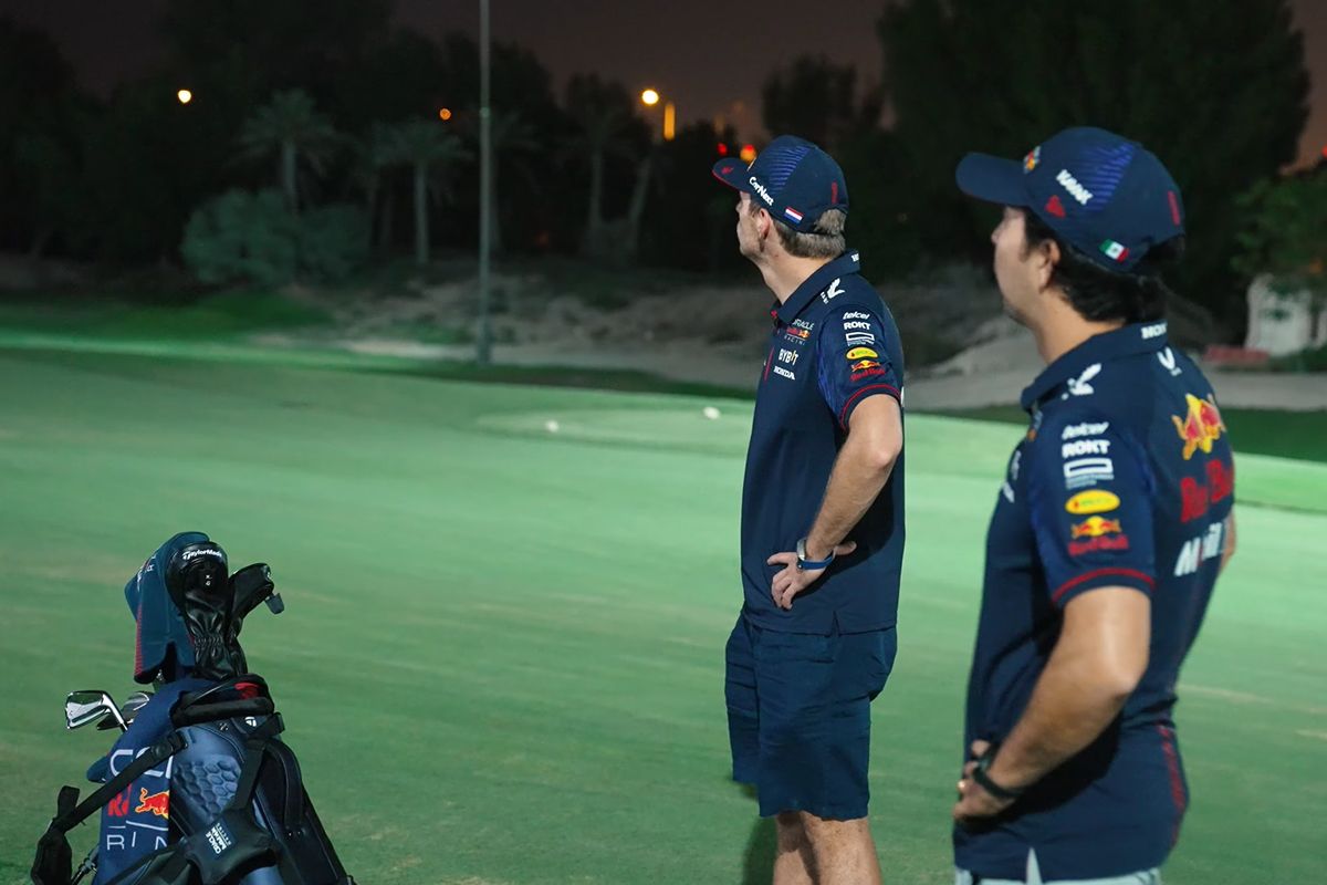 Video: Max Verstappen en Sergio Pérez nemen het op tegen professionele golfer