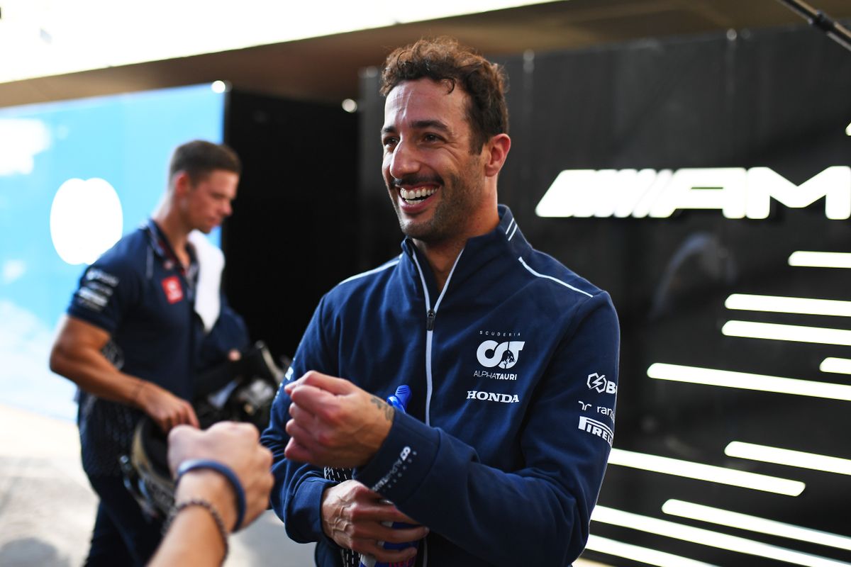 Daniel Ricciardo is nog altijd herstellende, maar weet Pérez al te verslaan
