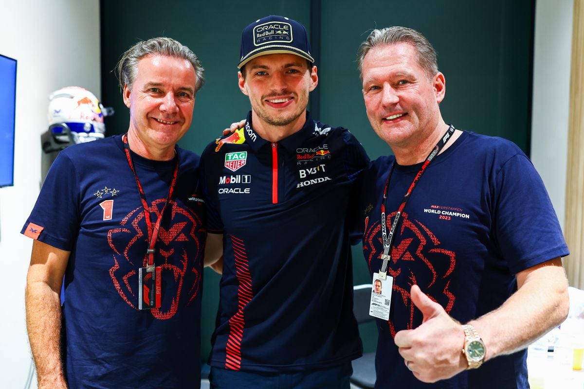 Max Verstappen toont speciale helm na behalen van derde wereldkampioenschap