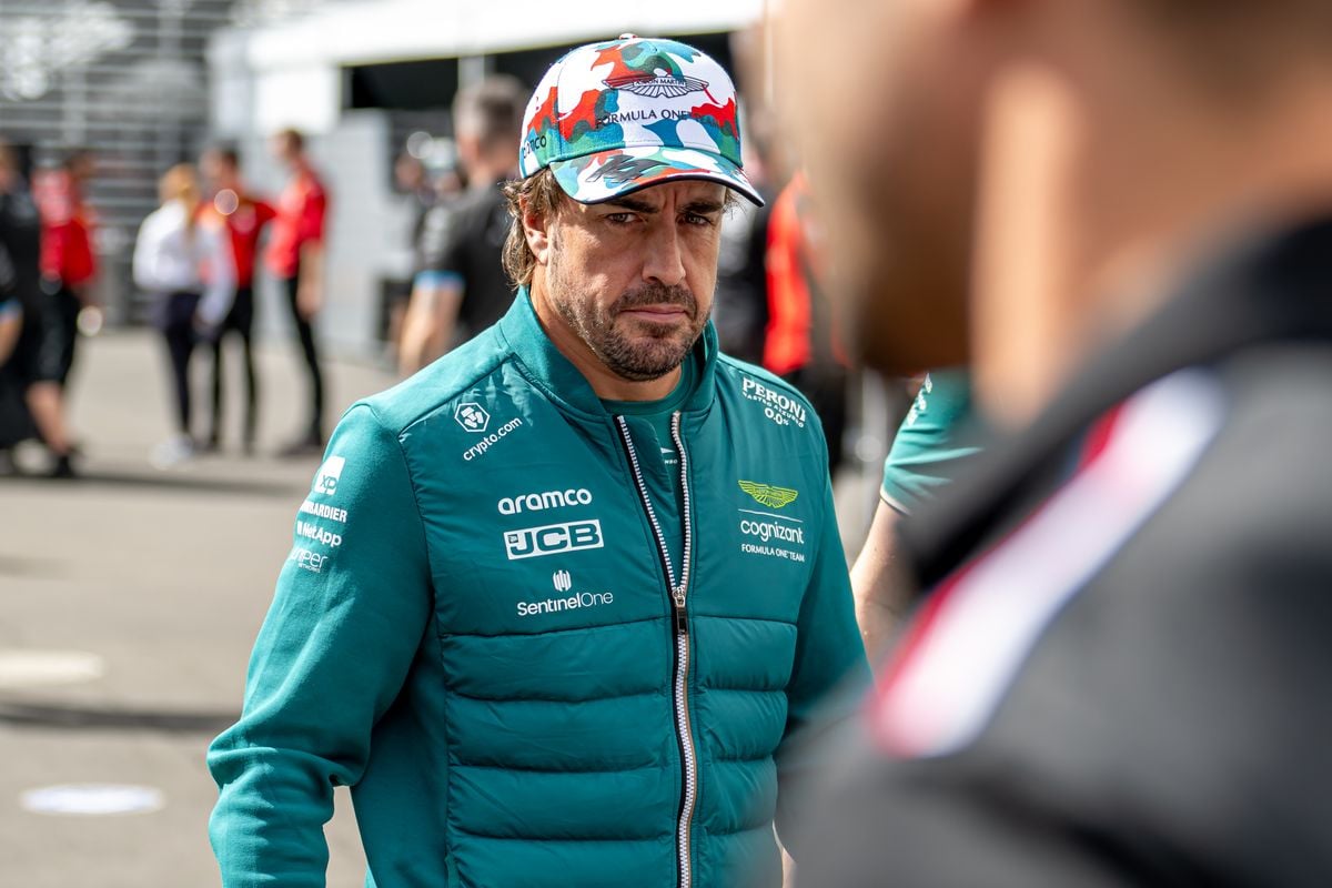 Fernando Alonso blikt terug op gevecht met Sergio Pérez: 'Veel agressieve bewegingen'