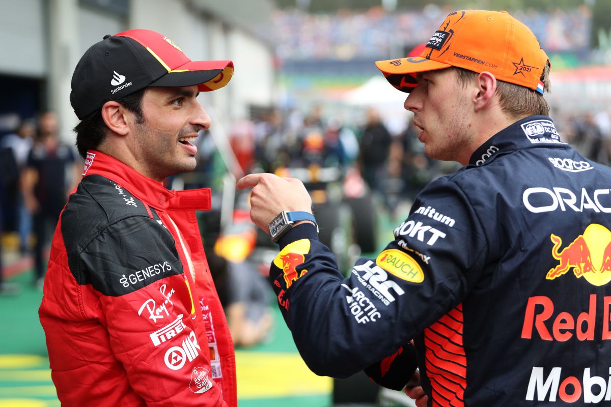 Carlos Sainz heeft duidelijk doel gesteld in jacht op Max Verstappen: 'Minimaal zoveel overwinningen'