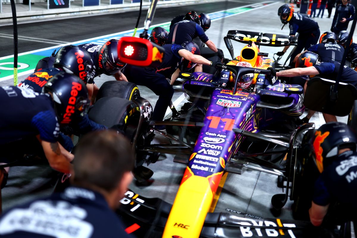 'Gelekte Sergio Pérez-pet geeft nieuwe kleuren Red Bull Racing-bolide weg'