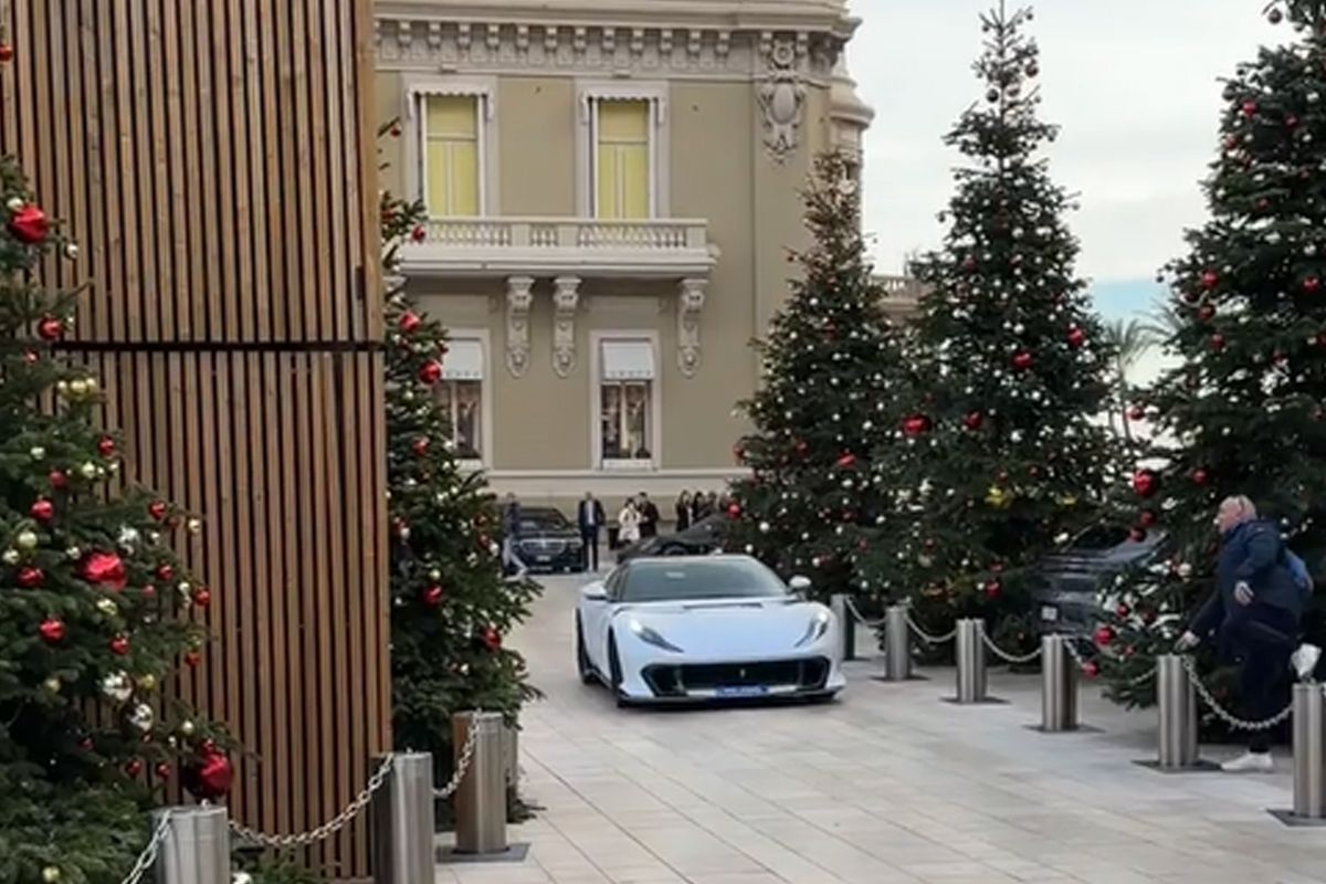 Video: Charles Leclerc trakteert zichzelf op nieuwe, peperdure Ferrari-bolide