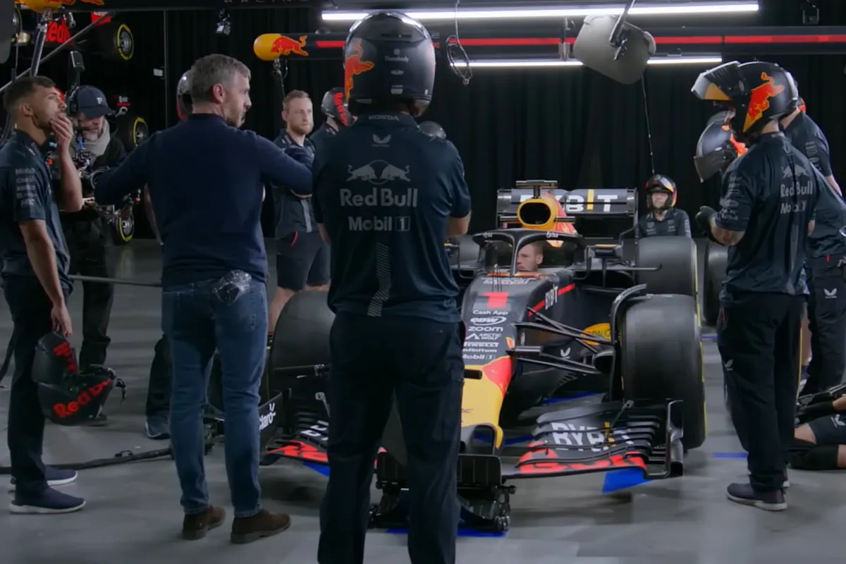 red bull pitstop in het donker