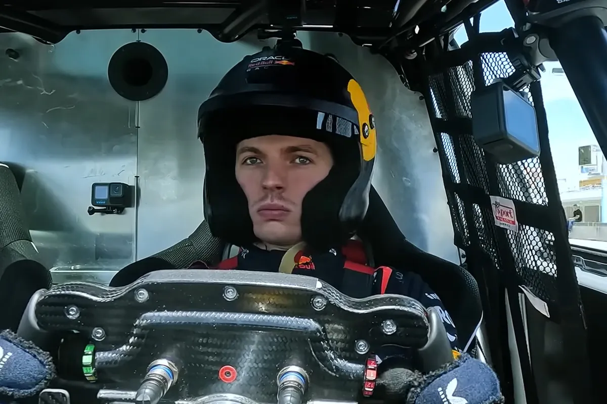 verstappen achter het stuur van the beast