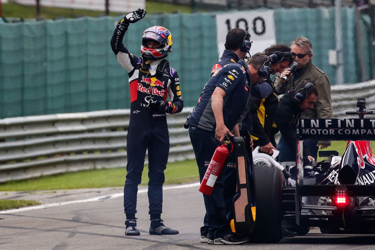 Uit de oude doos: Max Verstappen rijdt met F1-bolide in omgekeerde richting door Eau Rouge