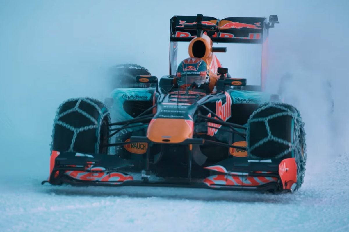 Uit de oude doos: Max Verstappen scheurt met oude Red Bull-bolide over de Oostenrijkse piste