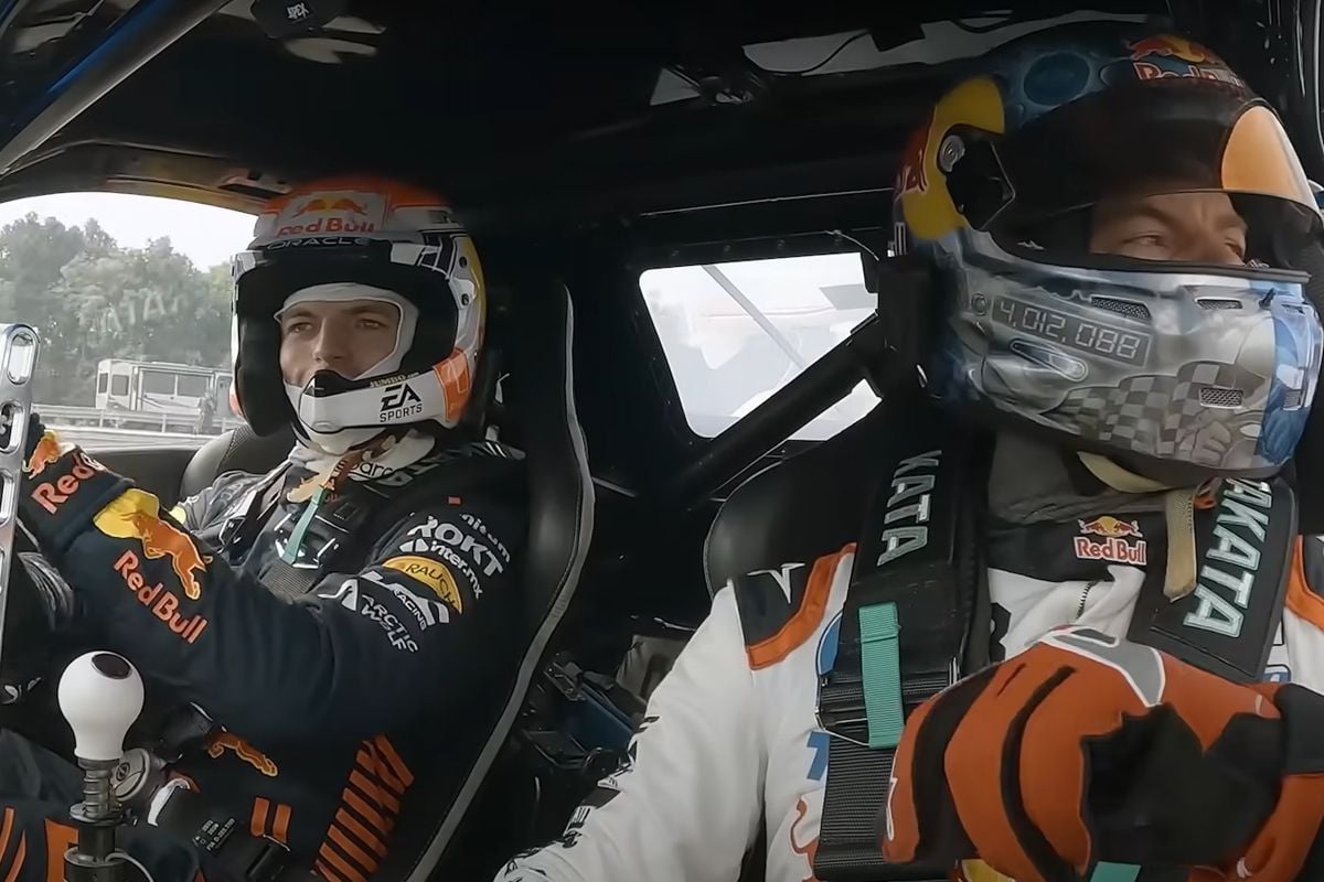 Video: Max Verstappen ruilt RB19 in voor driftauto van "Mad" Mike Whiddett