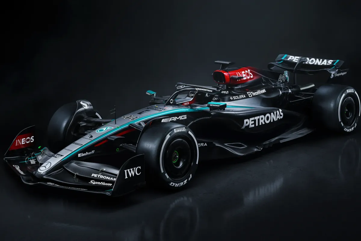 Mercedes onthult laatste bolide van Lewis Hamilton: dit is de W15