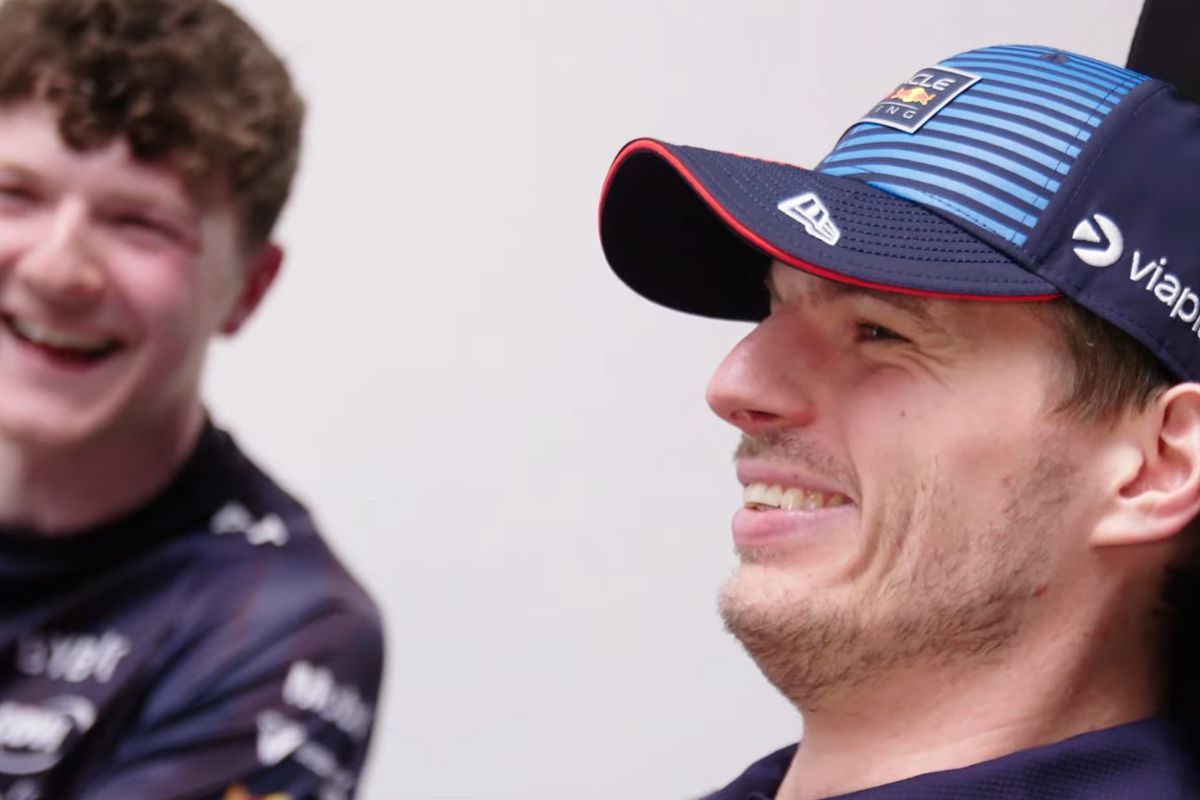 Video: Max Verstappen krijgt tips en tricks van Red Bull-simcoureur