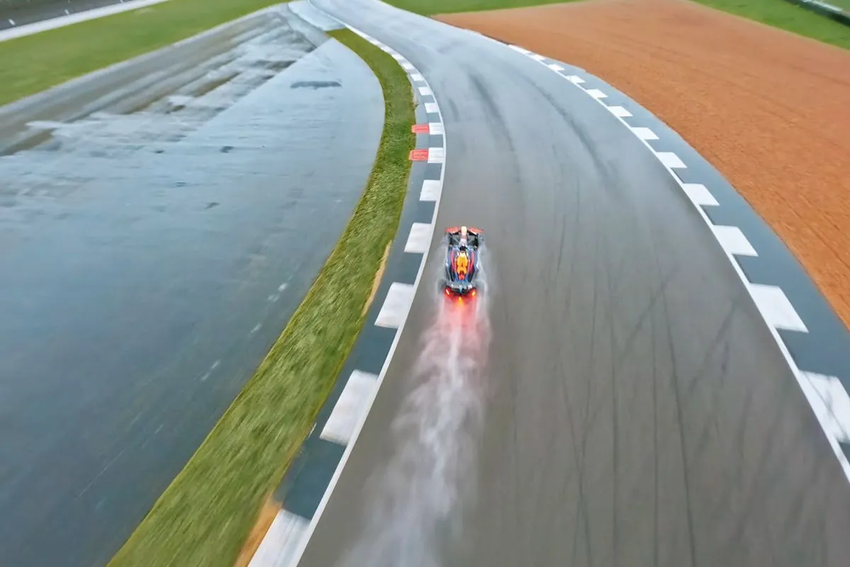 rb20 silverstone race tegen drone