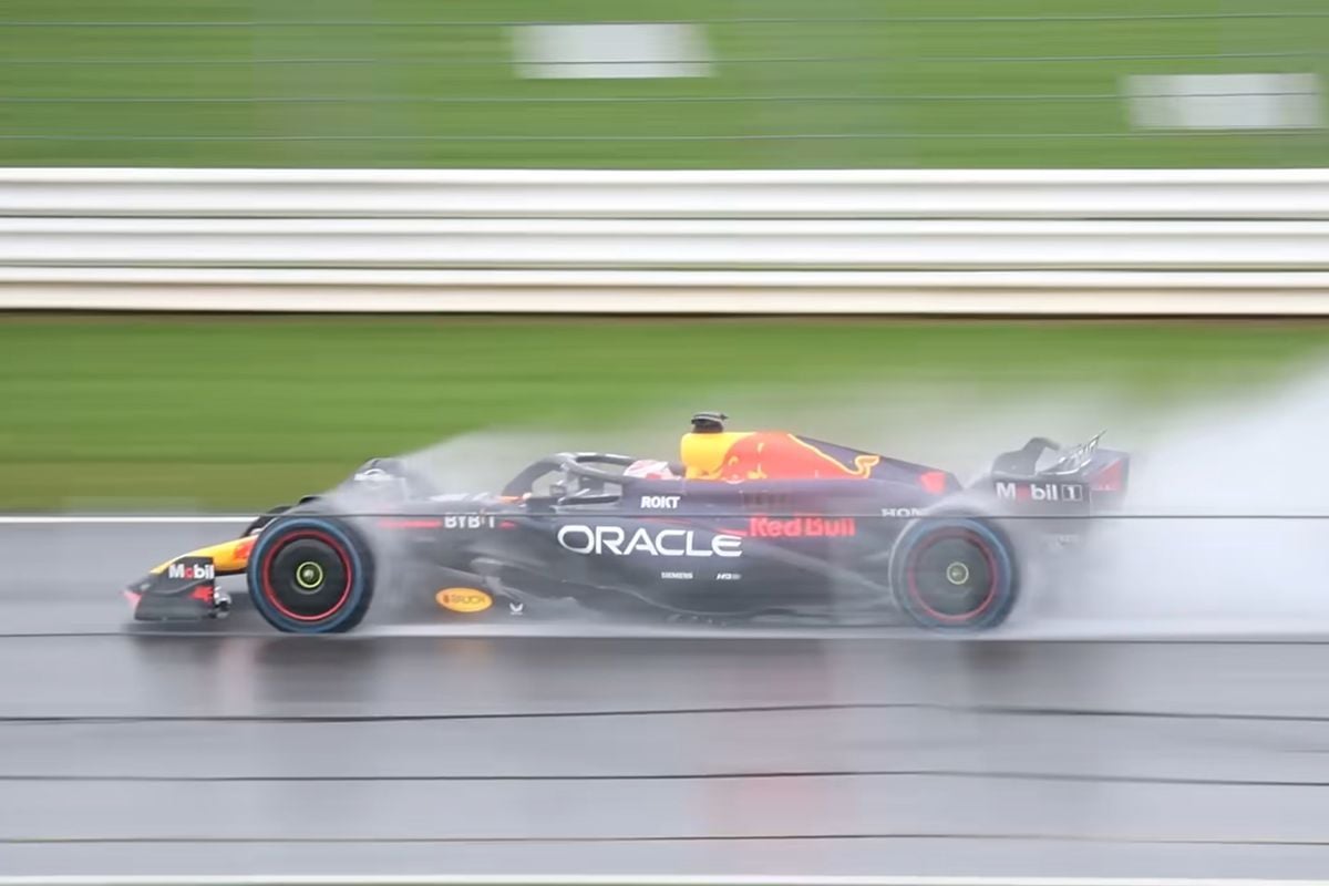 Video: Max Verstappen in actie op een nat Silverstone met nieuwe RB20