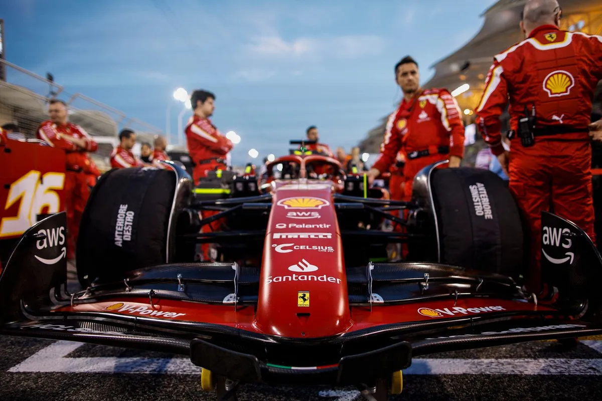ferrari leclerc grid bahrein monteurs