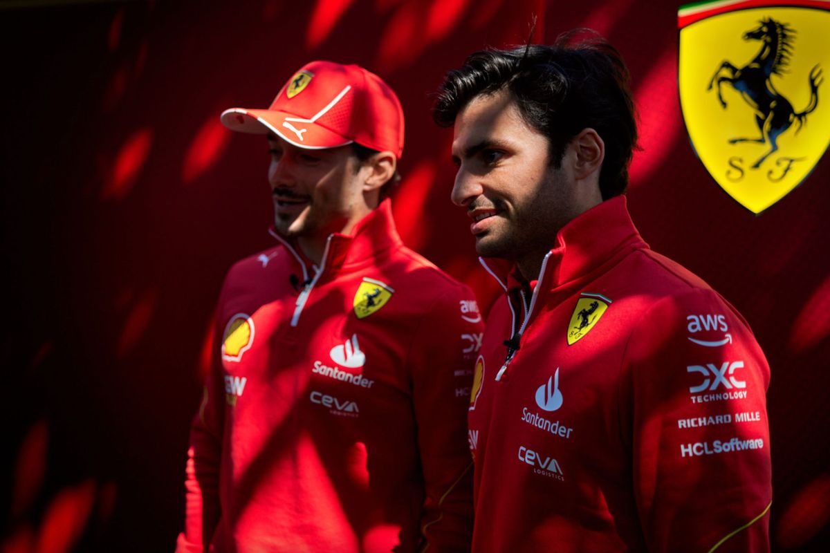 Carlos Sainz geeft zijn mening over vervanger bij Ferrari: 'In mijn optiek...'