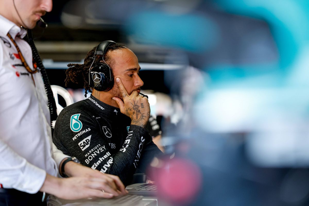 Lewis Hamilton aangewezen als mogelijk probleem binnen Mercedes: 'Dat helpt niet'