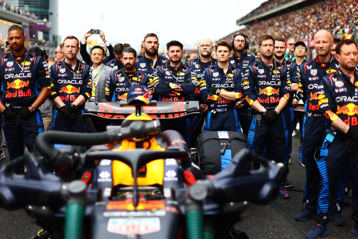 In beeld: Red Bull-monteurs trappen op bijzondere wijze lol met trofeeën Max Verstappen en Sergio Pérez