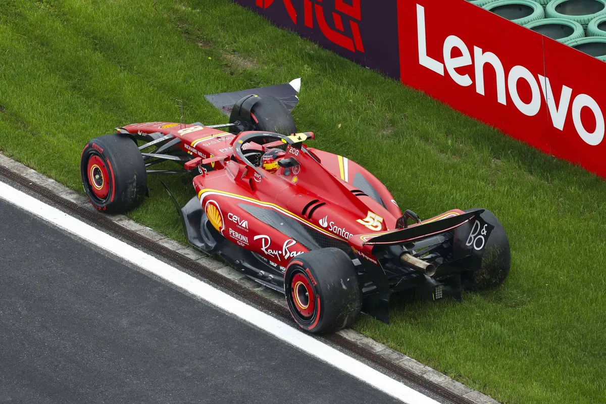 sainz crash china