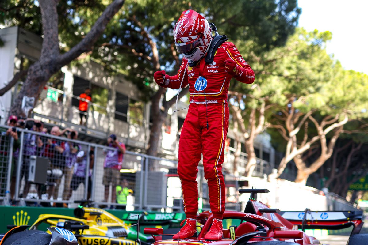 Charles Leclerc emotioneel na winst in Monaco door gedachte aan overleden vader