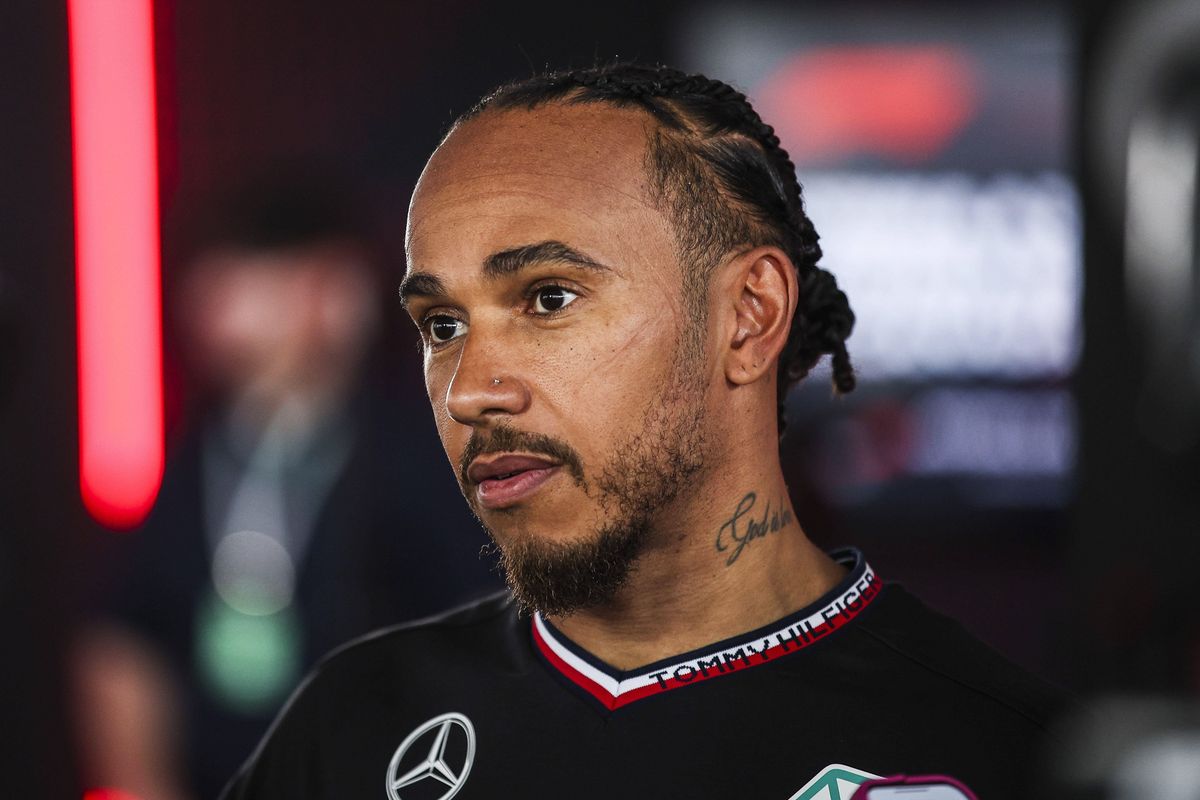 Jaqcues Villeneuve zet vraagtekens bij gedrag Lewis Hamilton: 'Dat is vreemd'