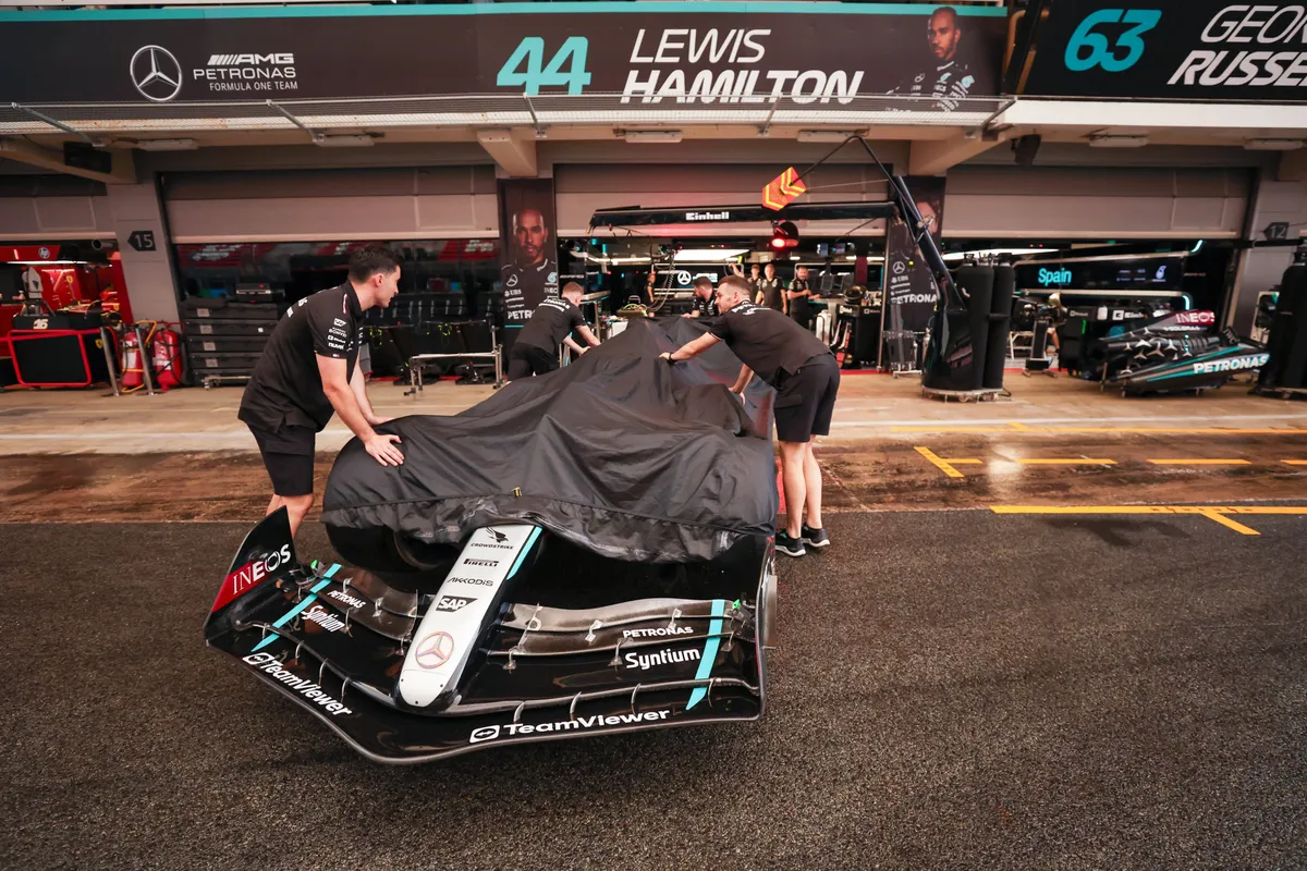 hamilton mercedes pit