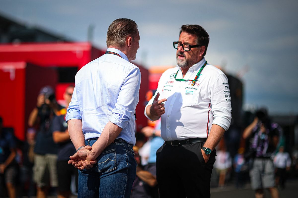 F1-journalist onthult: Verstappen ging op bezoek bij Mercedes na aanvaring met Horner