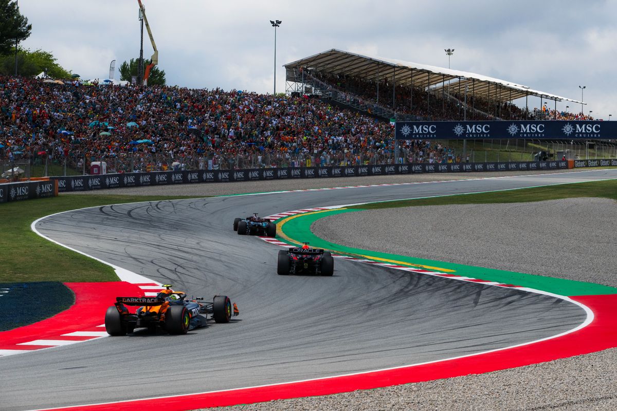 Britse media na overwinning Max Verstappen in Spanje: 'Het gegrom van het publiek echode in Barcelona'