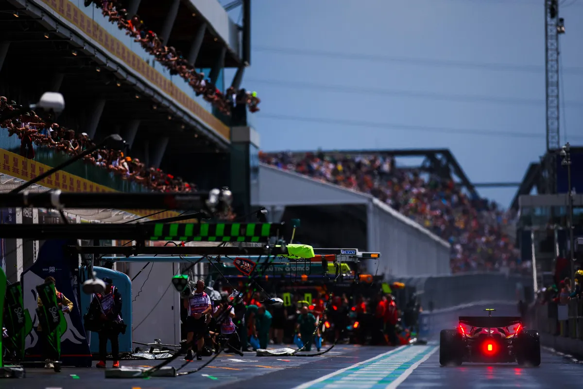 sainz ferrari pit