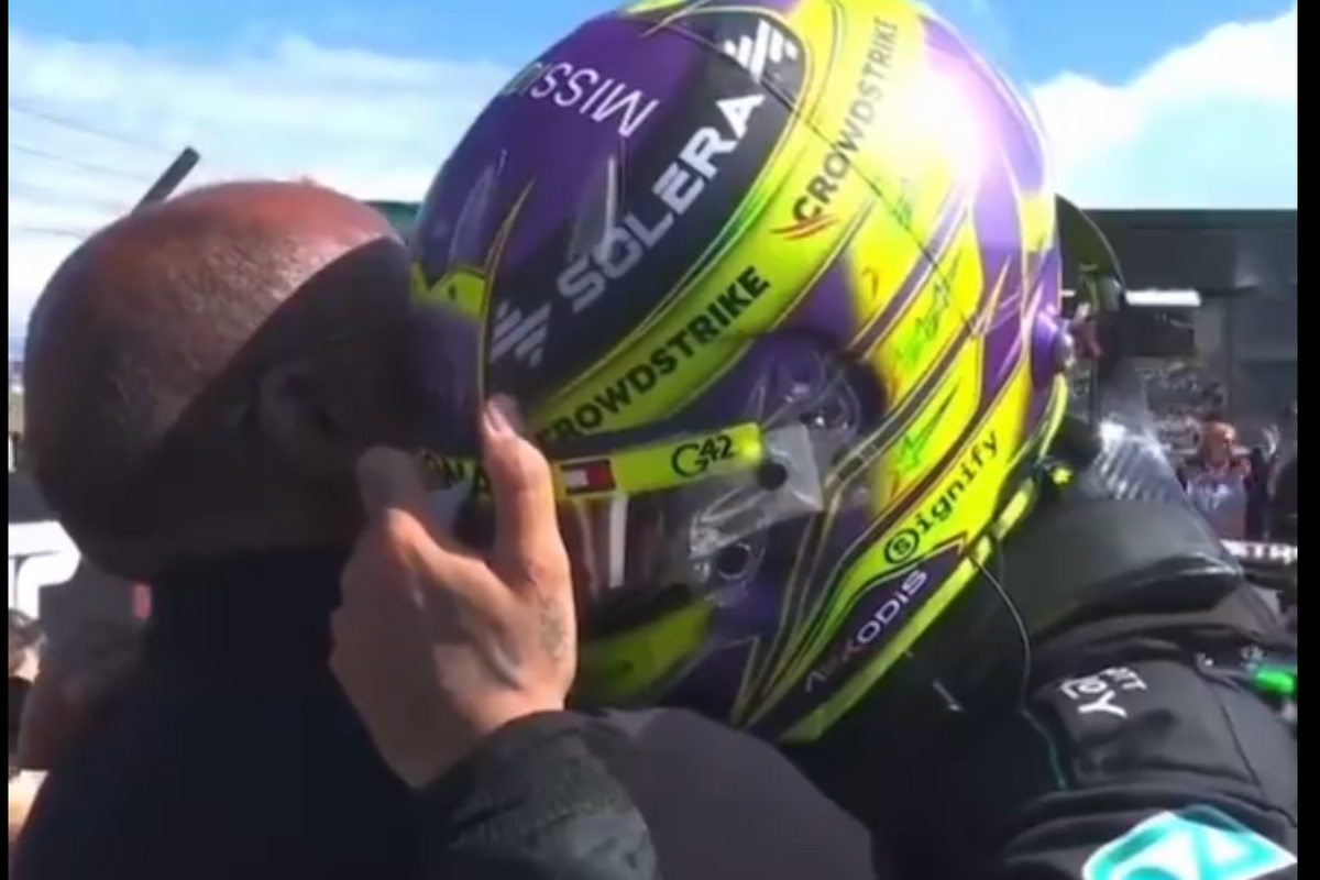 Video: Lewis Hamilton barst in tranen uit bij vader na winst in Silverstone