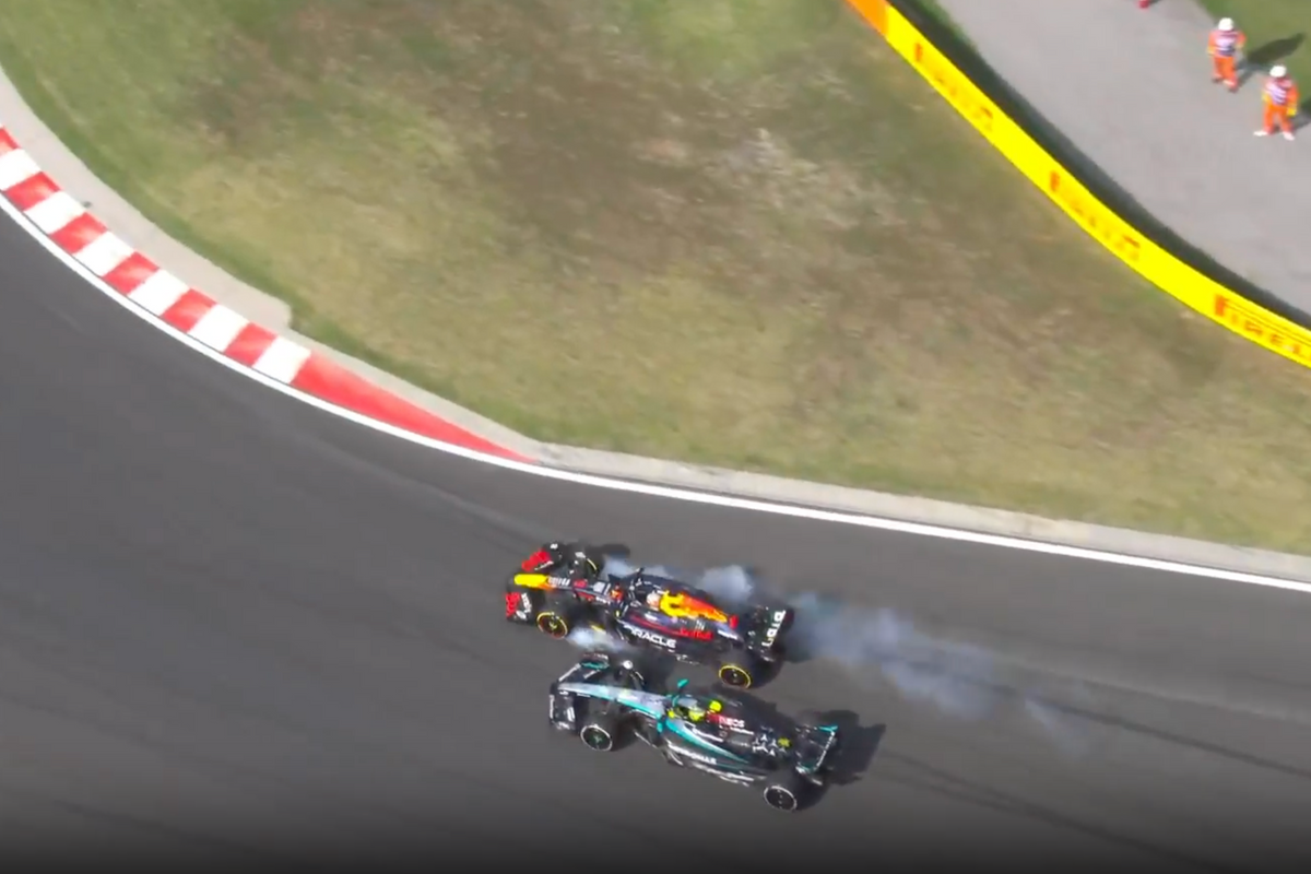 Video: De crash van Max Verstappen en Lewis Hamilton tijdens Grand Prix Hongarije