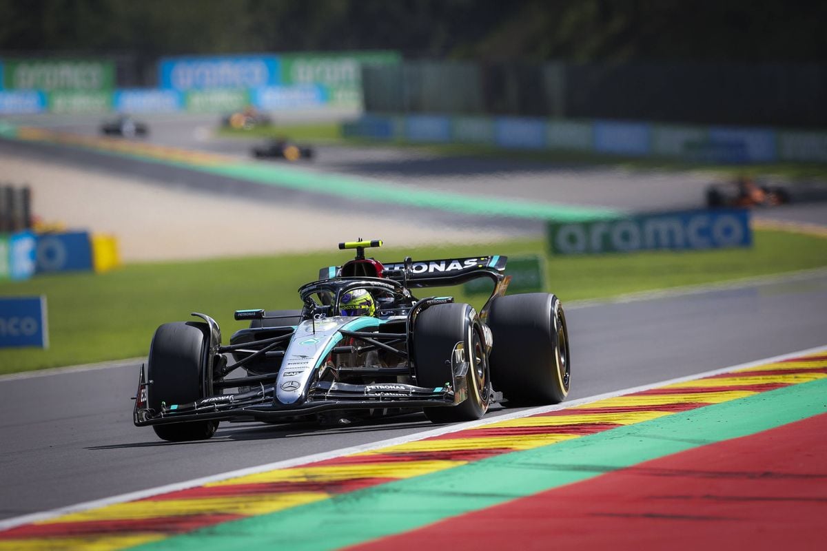 Lewis Hamilton blijft woedend achter na overwinning Russell en haalt uit naar Mercedes