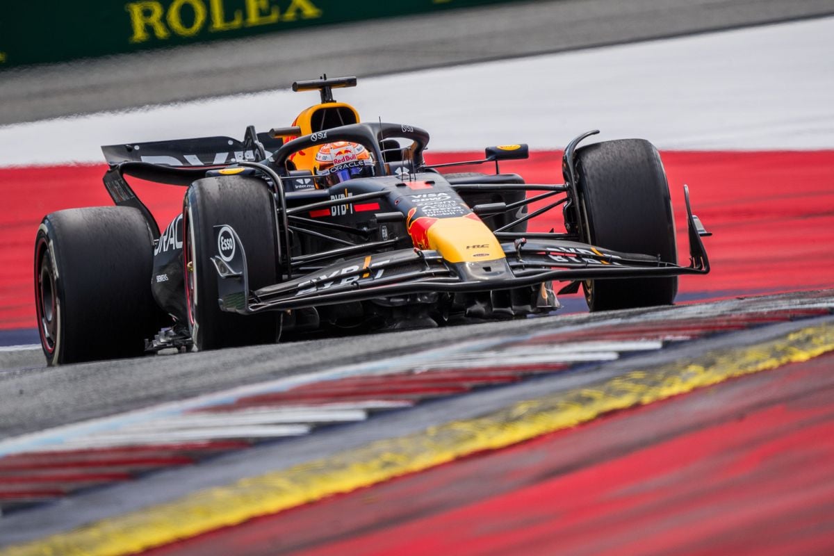 Sky Sports-commentator zorgt voor ophef: 'Was een tien seconden straf voor Max Verstappen wel genoeg?'