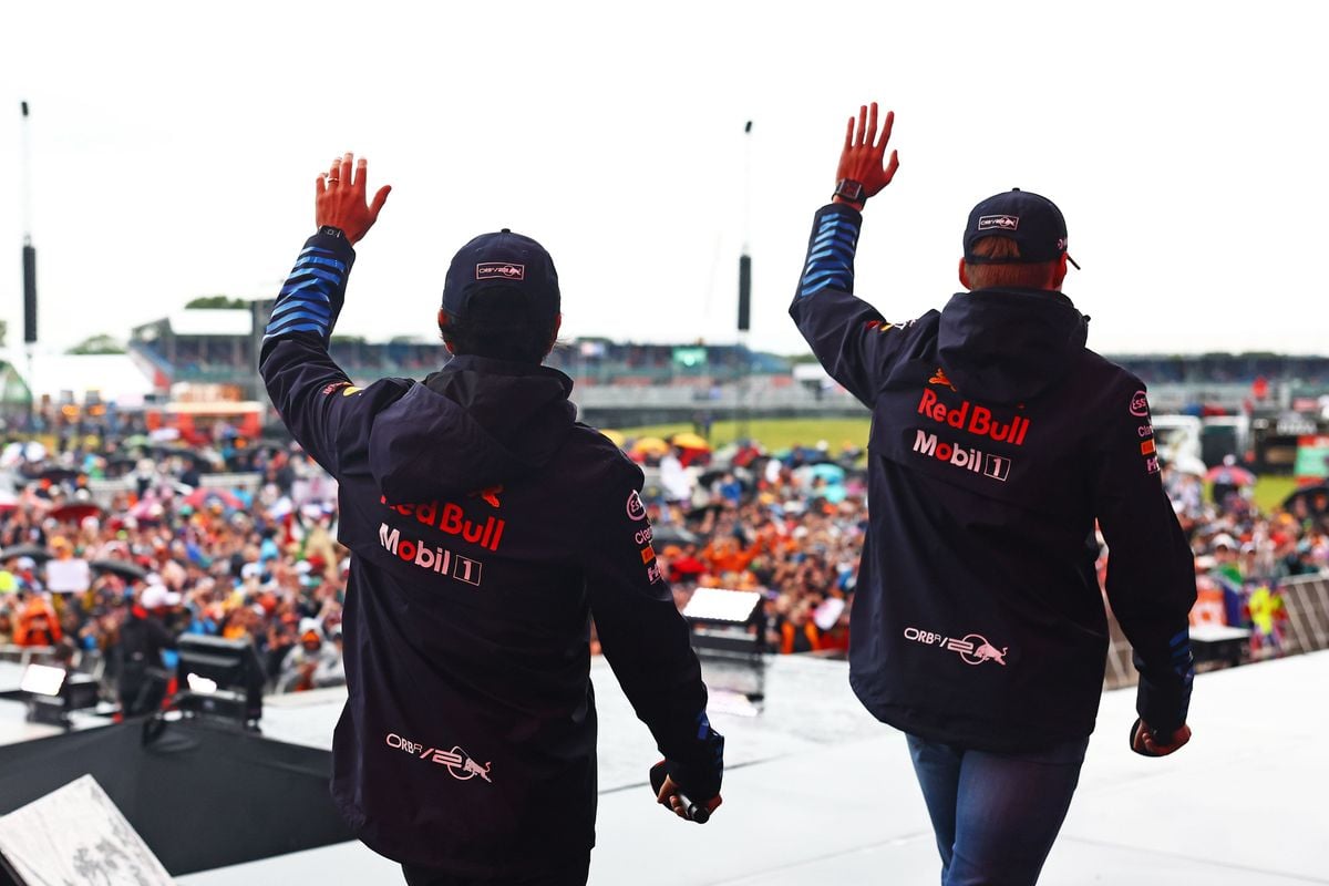 Robert Doornbos doet bijzondere onthulling over contractverlenging Sergio Pérez: 'De familie Verstappen...'