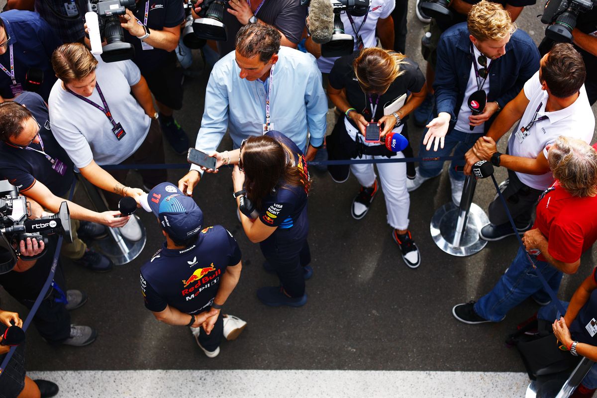 Sergio Pérez reageert op 'ontslag-gesprek' Helmut Marko en Christian Horner: 'Moet je aan hem vragen'