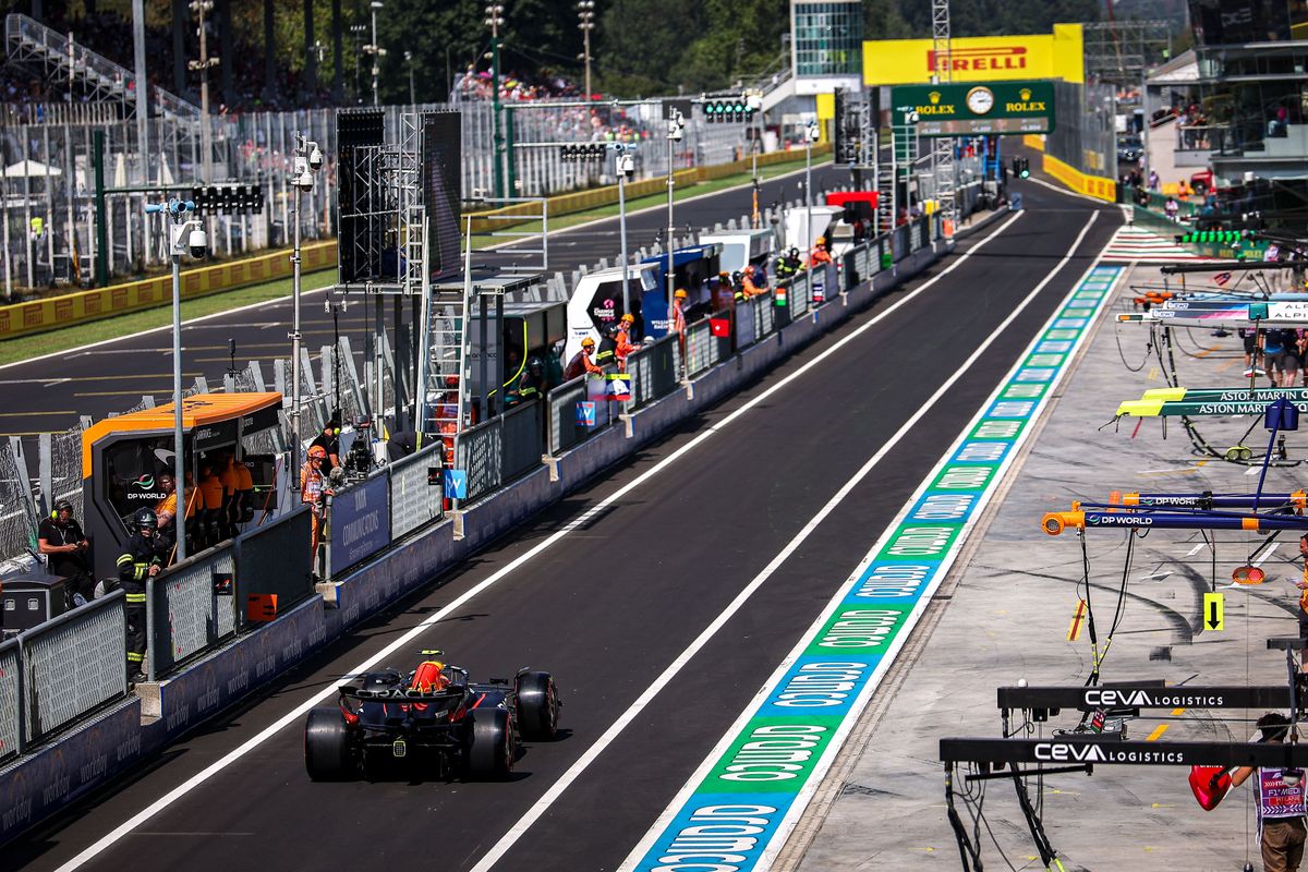 Verstappen snelste op eerste vrije training na harde crash van Mercedes-rijder