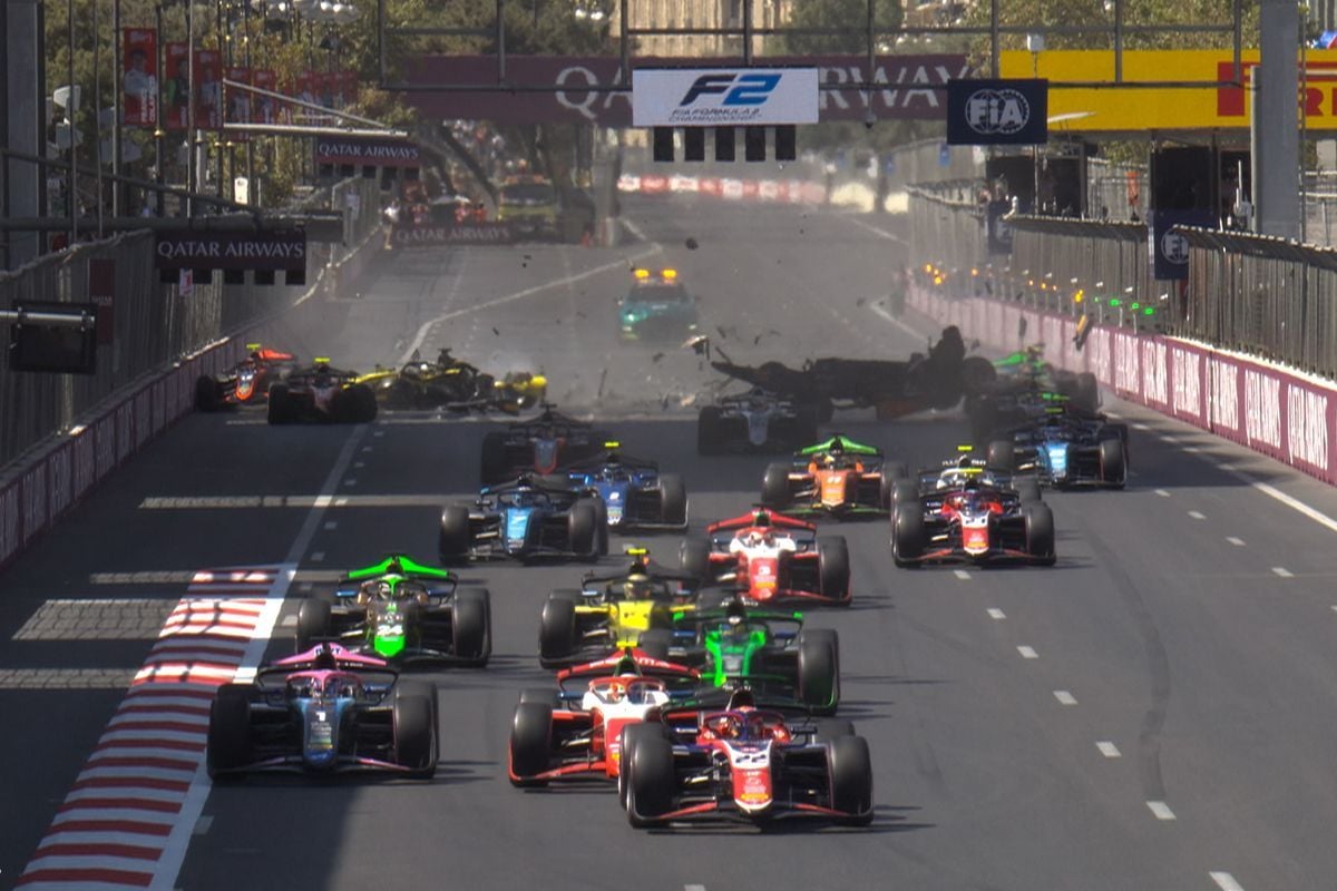 Video: Zware crash tijdens start Formule 2-race in Azerbeidzjan