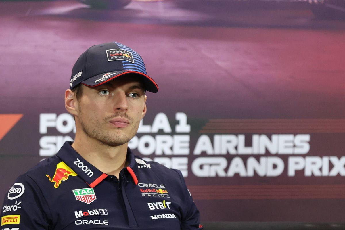 FIA straft Max Verstappen op bizarre wijze na overtreding in Singapore