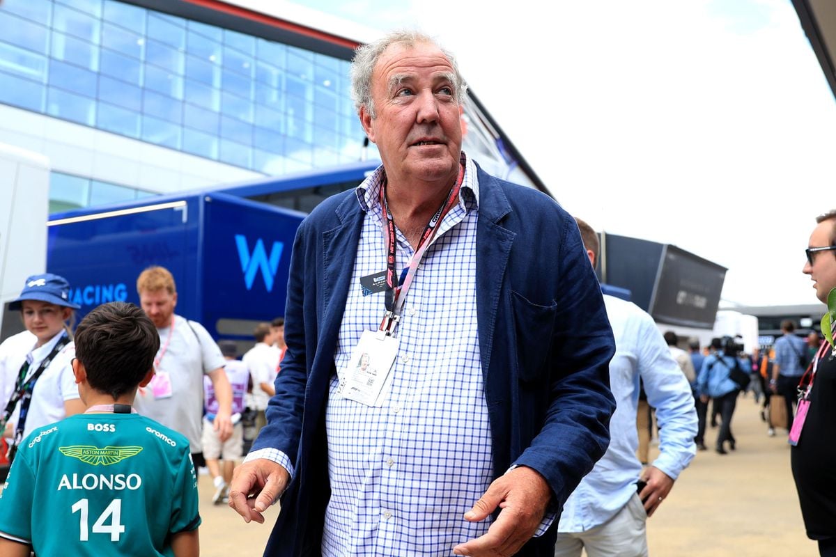 Foto: Jeremy Clarkson deelt opmerkelijk moment met Formule 1-coureur op boerderij