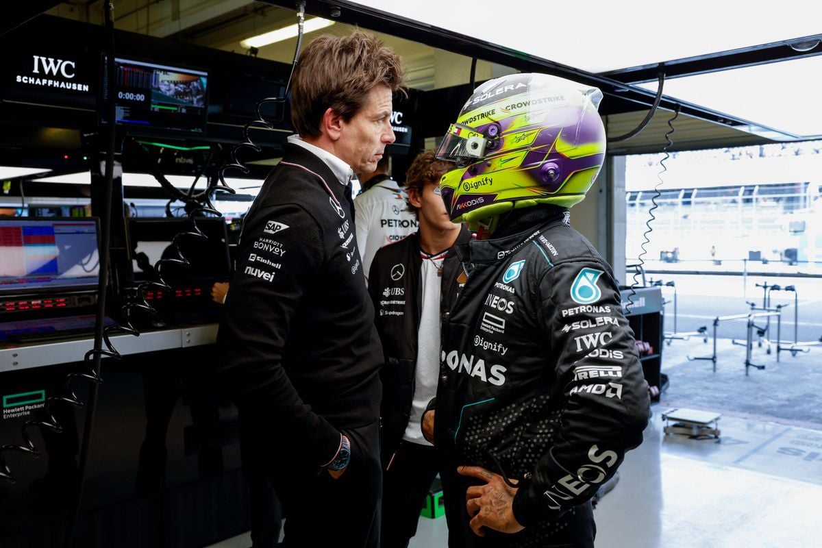 Toto Wolff onthult: Carlos Sainz tipte Mercedes-baas over 'verraad' Lewis Hamilton