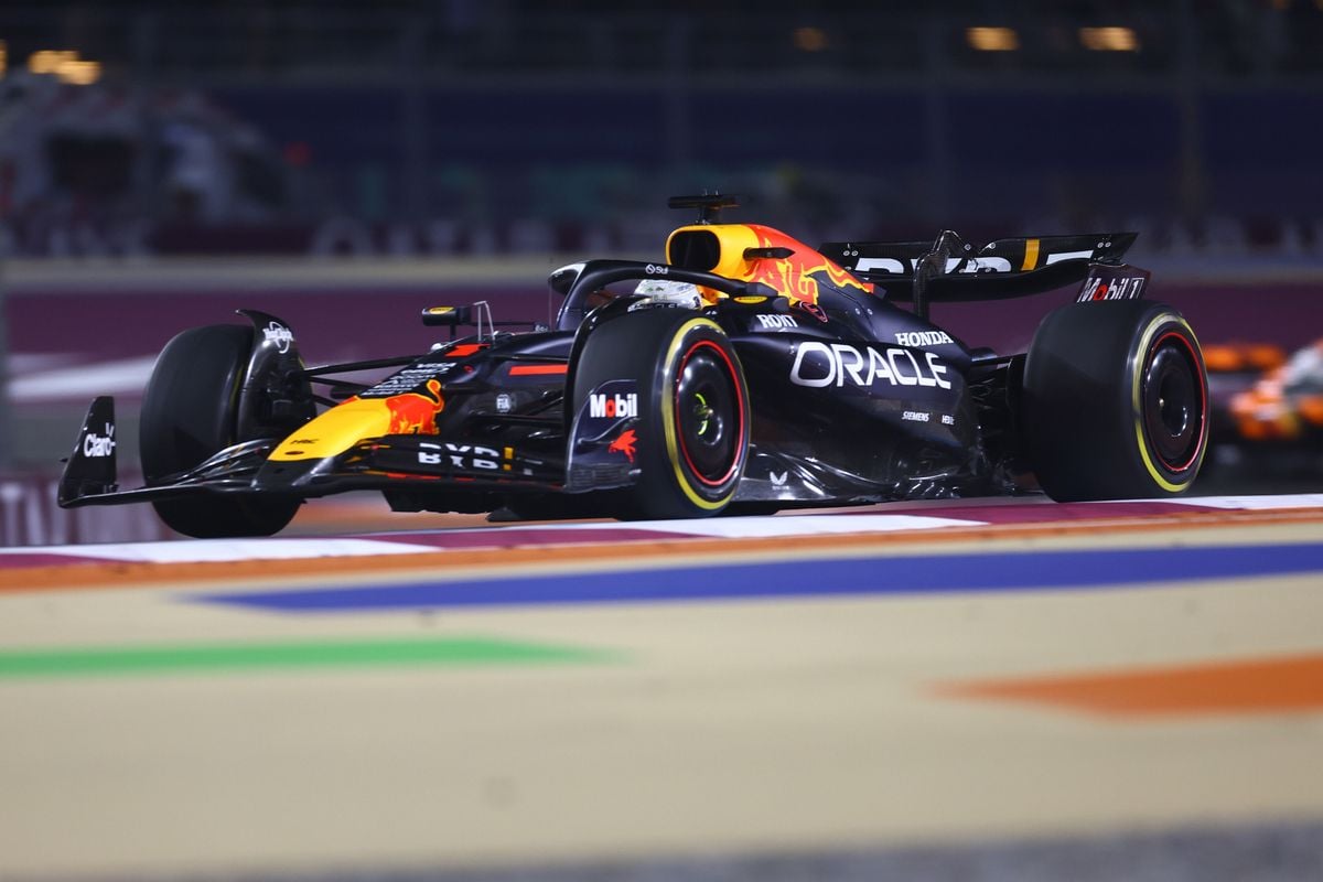 Max Verstappen riskeerde uitvalbeurt in Qatar: 'Reed op het karkas van de band'