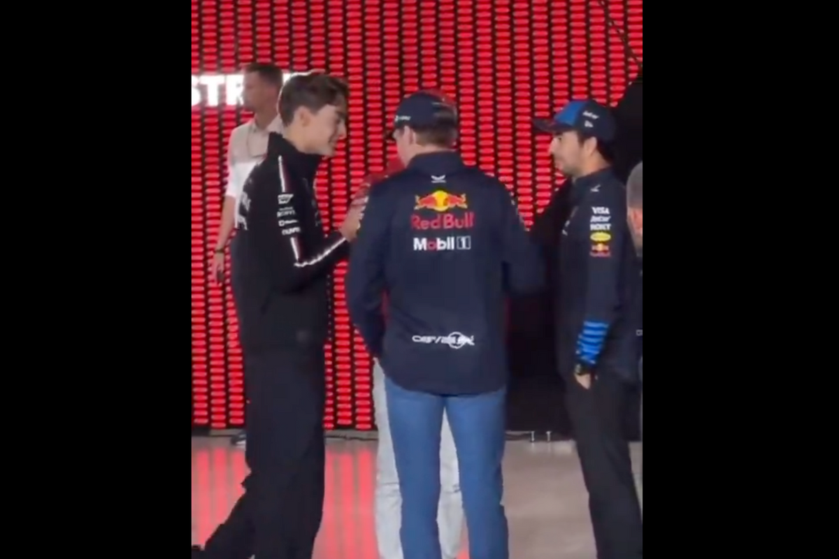 Video: Max Verstappen lijkt niks te moeten hebben van George Russell voor start GP Qatar