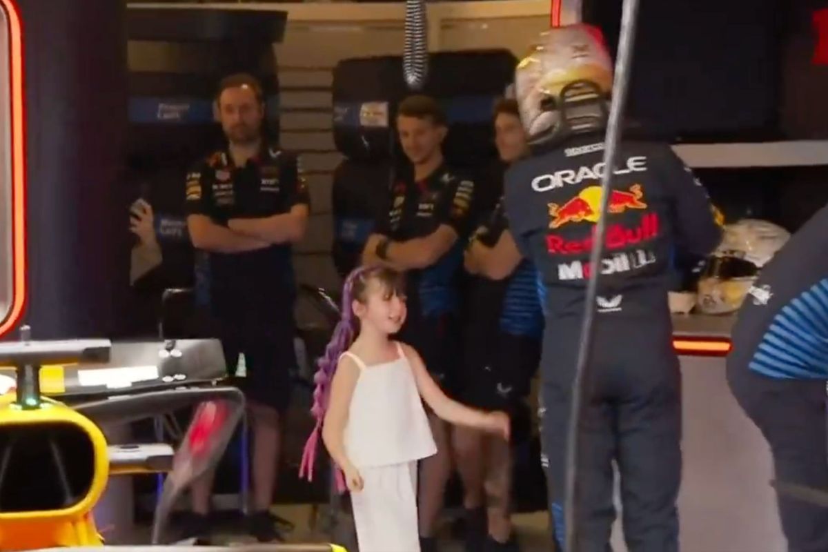 Video: Max Verstappen krijgt een dikke knuffel van grootste supporter Penelope voor kwalificatie GP Abu Dhabi