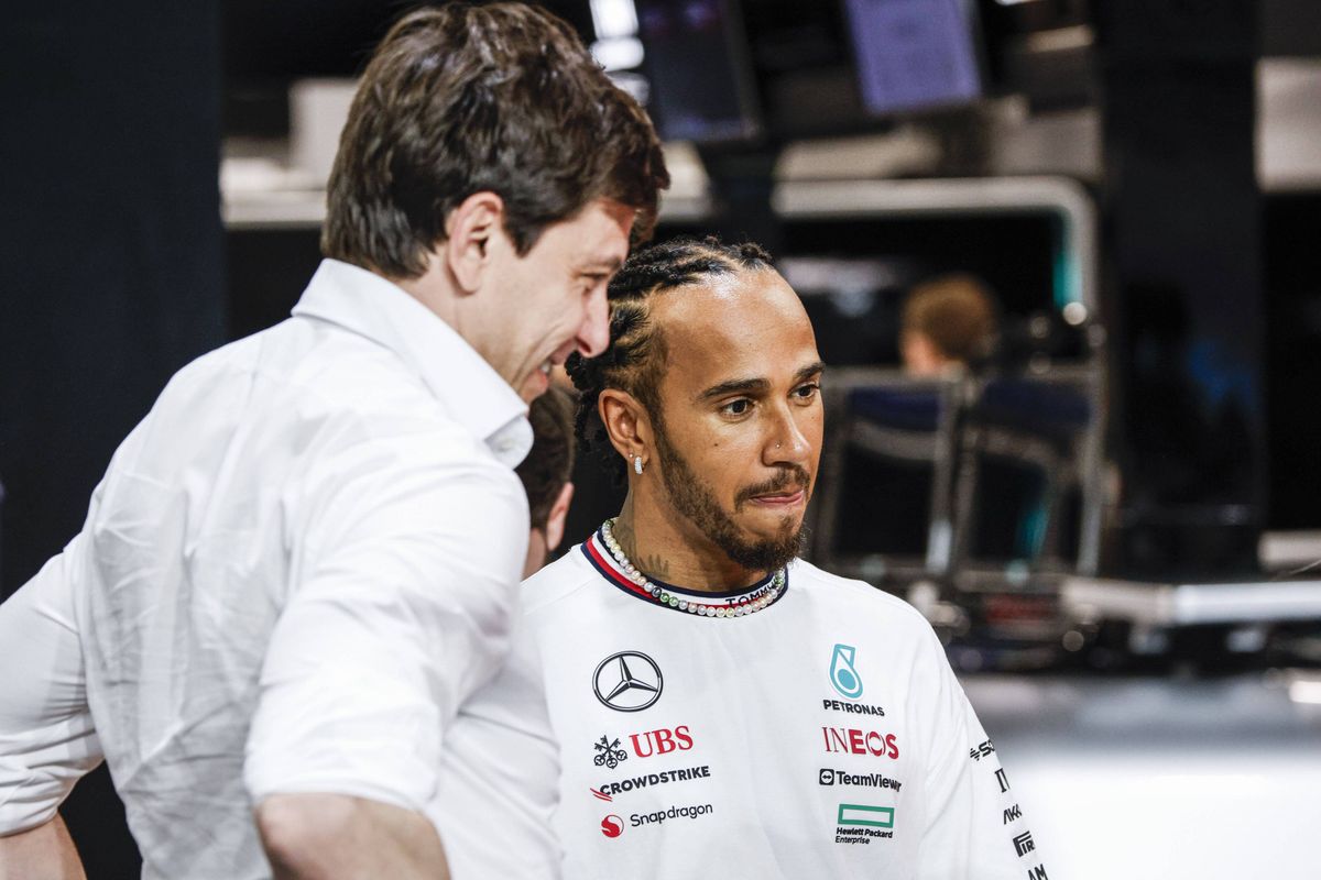 'Lewis Hamilton hield Toto Wolff in het duister en droeg groot geheim met zich mee'